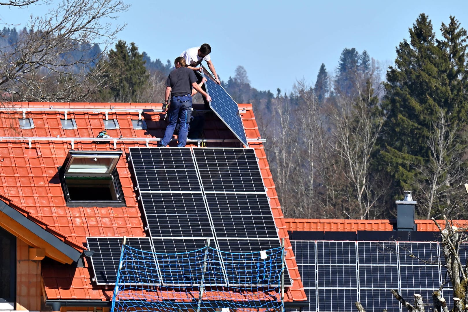 Ein Solardach wird auf einen Neubau montiert (Symbolbild): Bayerns Bauminister Christian Bernreiter (CSU) äußert sich zur Kritik am schleppenden Solarausbau.