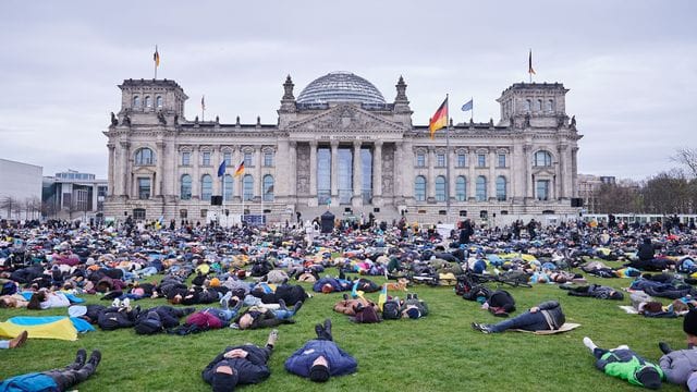Liegender Protest vor dem Reichstagsgebäude in Berlin.