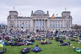 Liegender Protest vor dem Reichstagsgebäude in Berlin.