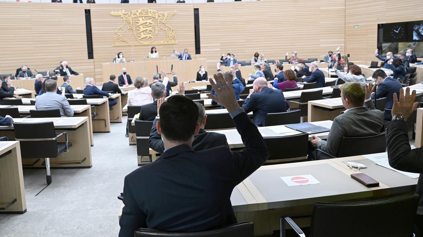 Abgeordnete stimmen im Stuttgarter Landtag ab: Eine Reform soll unter anderem dafür sorgen, dass mehr Frauen ins Plenum einziehen.