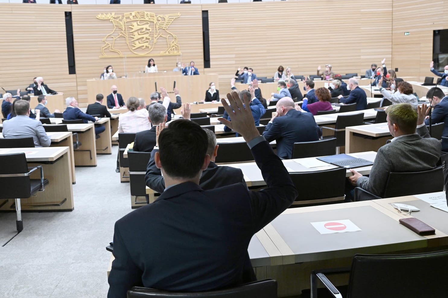 Abgeordnete stimmen im Stuttgarter Landtag ab: Eine Reform soll unter anderem dafür sorgen, dass mehr Frauen ins Plenum einziehen.