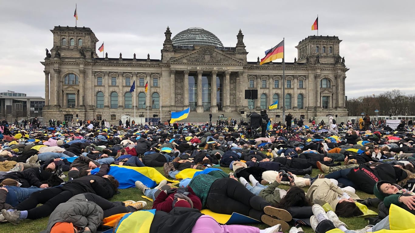 Ein Menschenteppich vor dem Reichstag: So soll den Toten von Putins Angriffskrieg gedacht werden.