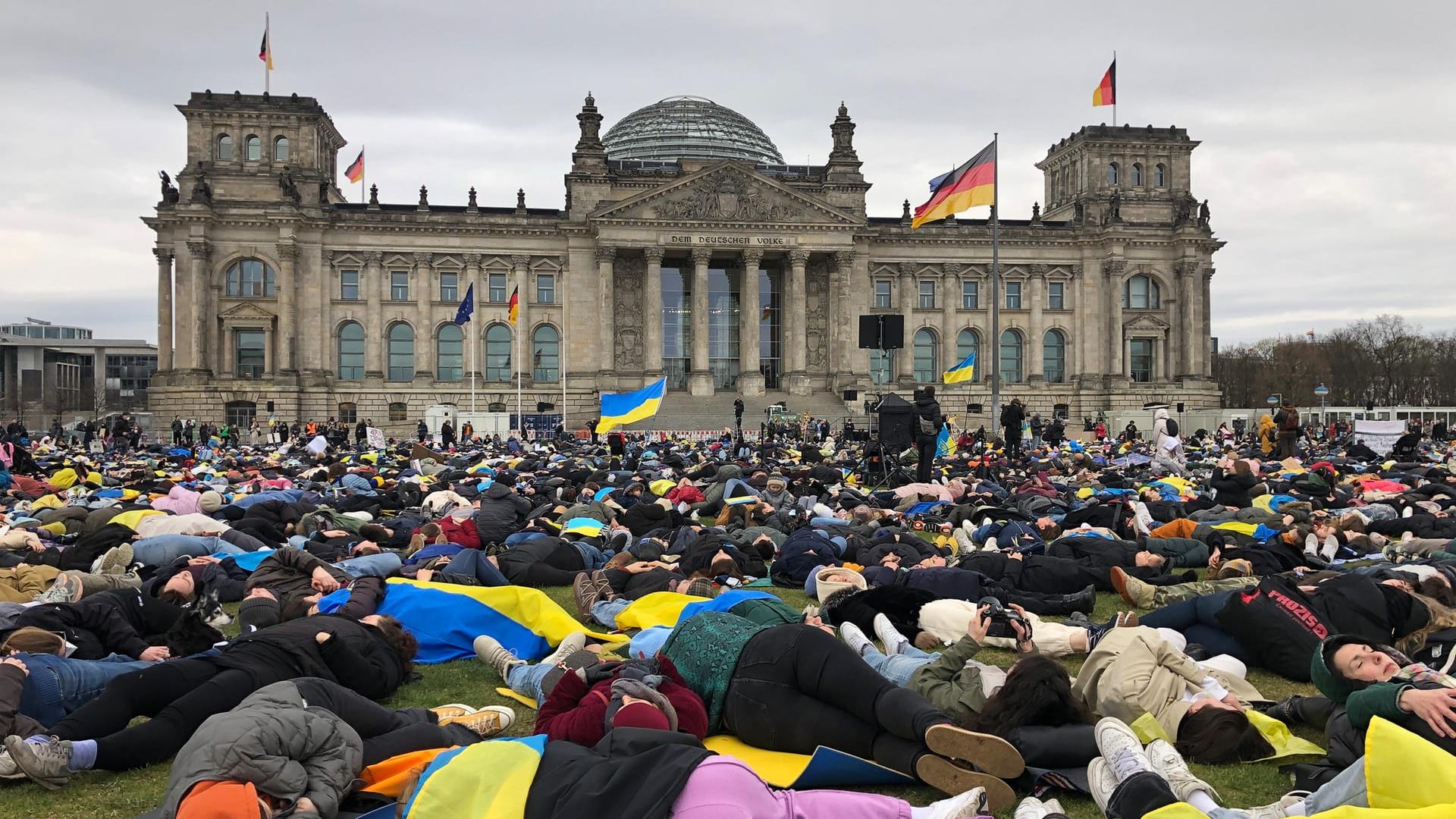 Ein Menschenteppich vor dem Reichstag: So soll den Toten von Putins Angriffskrieg gedacht werden. Ein Menschenteppich vor dem Reichstag: So soll den Toten von Putins Angriffskrieg gedacht werden.