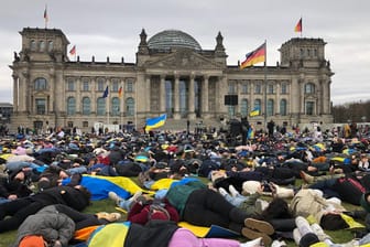 Ein Menschenteppich vor dem Reichstag: So soll den Toten von Putins Angriffskrieg gedacht werden.