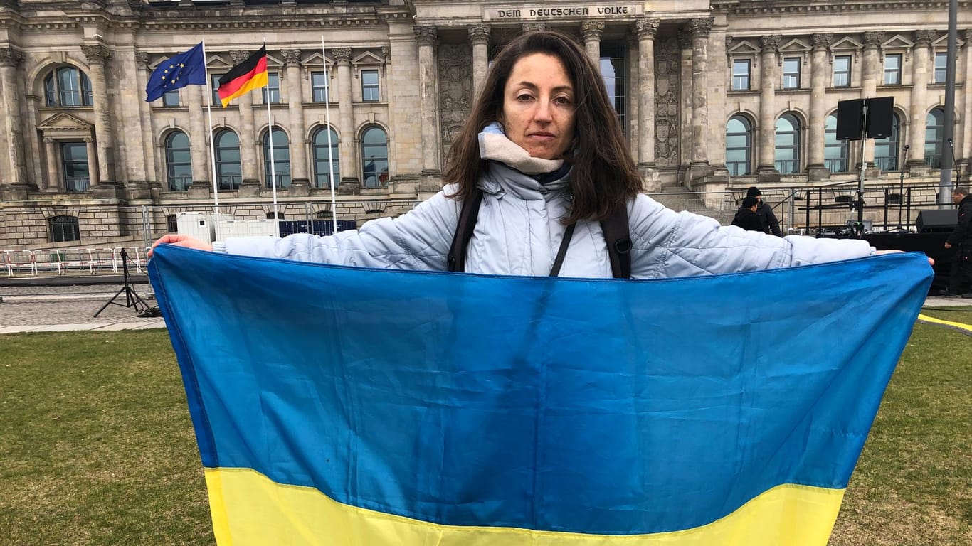 Oleksandra Keudel mit einer ukrainischen Flagge. Die 35-Jährige hat die Protestaktion mitorganisiert.