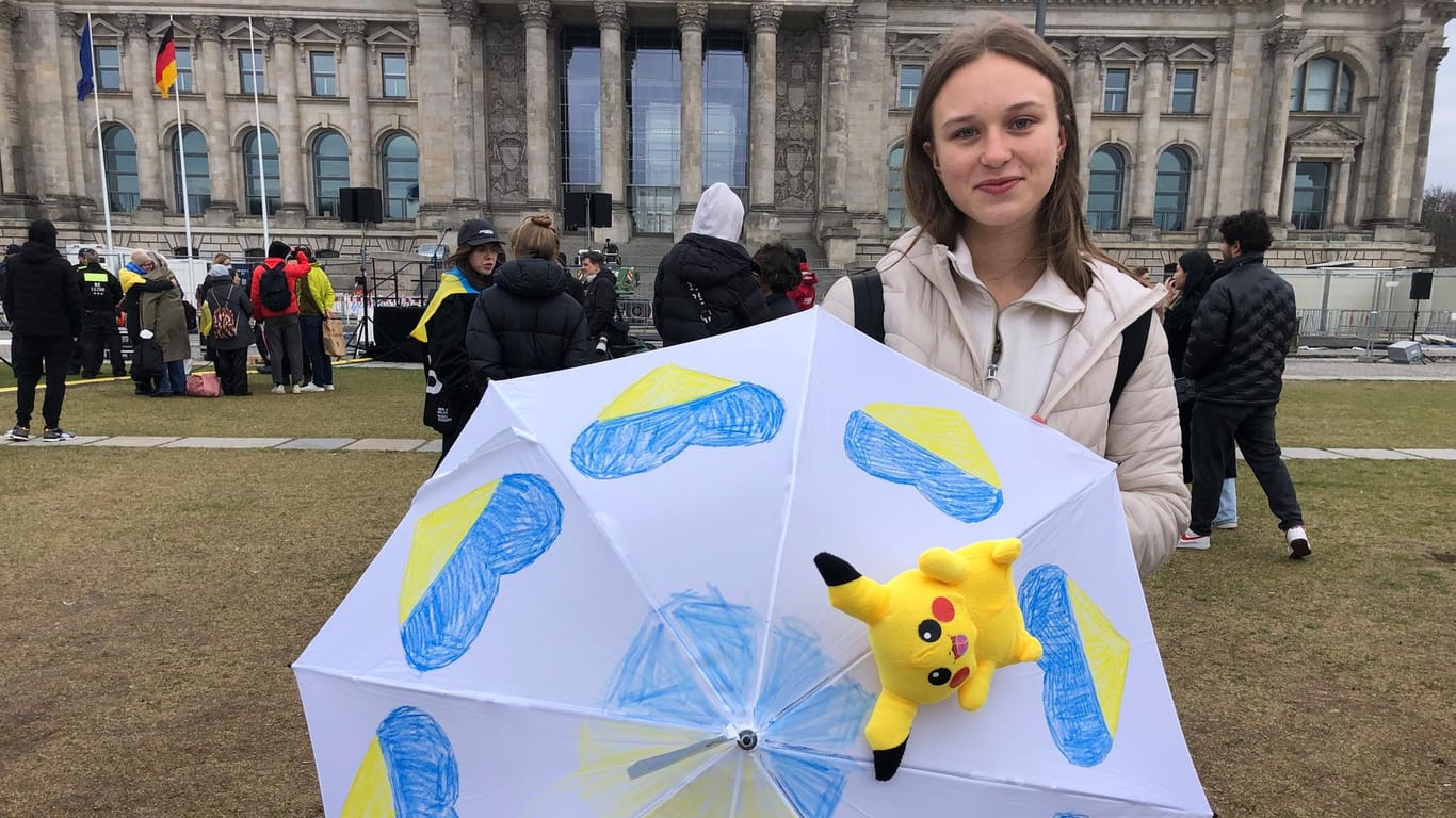 Marina Dovgal mit einem selbstgestaltenen Regenschirm mit Herzen in den Farben der Ukraine: Die 18-Jährige möchte weiter ihr Land beschützen, auch wenn sie nach Deutschland floh.