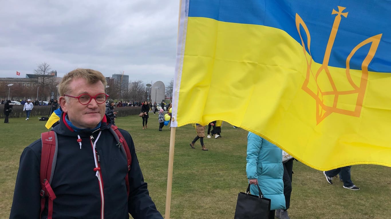 Dietmar K. mit einer ukrainischen Flagge: "Der Konflikt kann die EU einen."