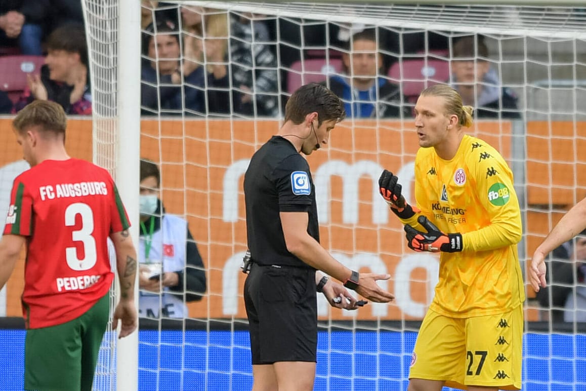 Ärger nach Elfmeterentscheidung: Mainz-Keeper Robin Zentner (gelbes Trikot) diskutiert mit Schiedsrichter Dr. Matthias Jöllenbeck über dessen Elfmeterentscheidung in der 11. Minute.