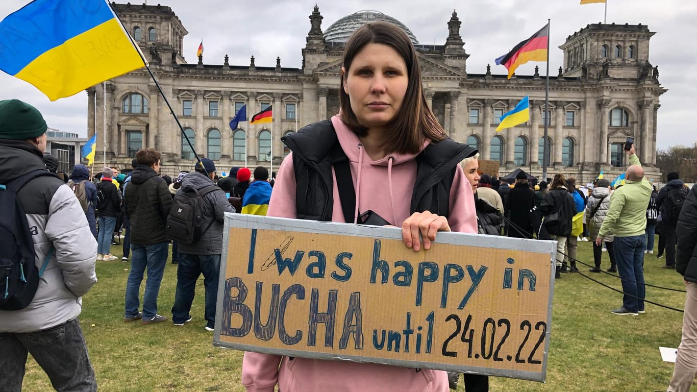 Anna Tymoschuk vor dem Reichstag: Die 34-Jährige stammt aus Butscha, in dem russische Truppen zahlreiche Kriegsverbrechen begangen.