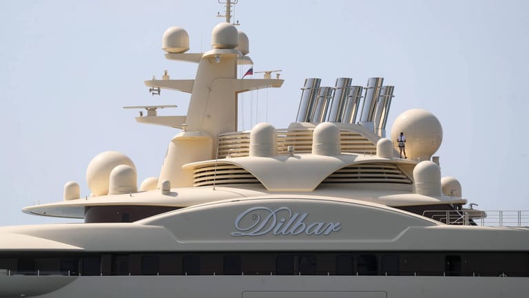 Ein Schriftzug mit ihrem Namen ziert die Jacht "Dilbar": Das Luxusschiff ist eine der größten Jachten der Welt.