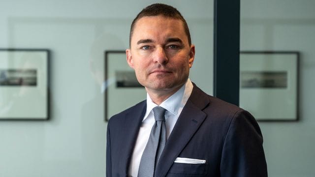 Der Investor von Fußball-Bundesligist Hertha BSC, Lars Windhorst, steht in einem Büroraum. Der Investor von Fußball-Bundesligist Hertha BSC, Lars Windhorst, steht in einem Büroraum.