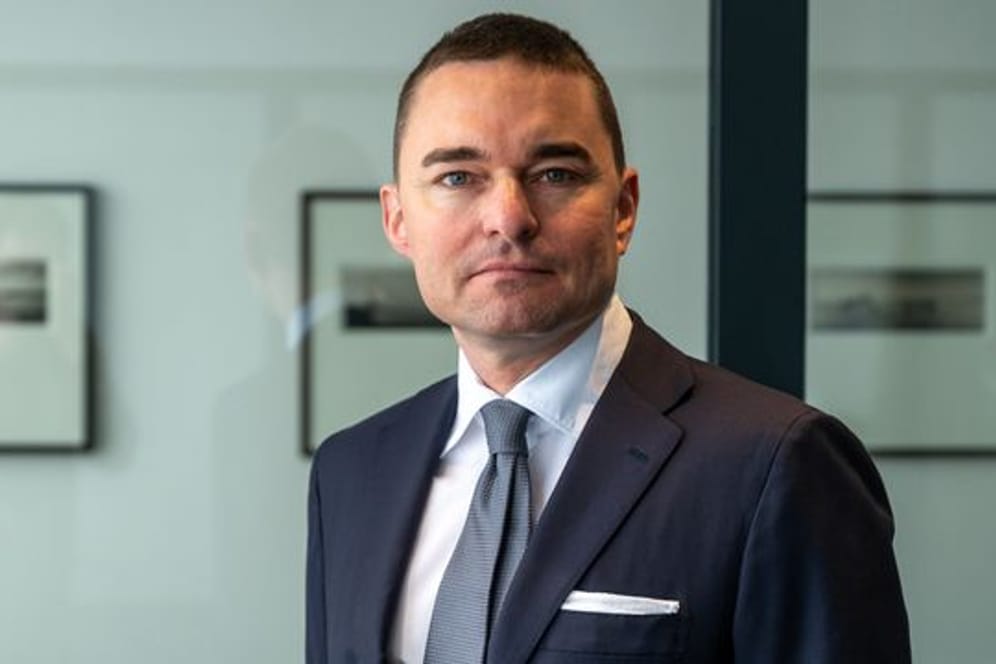 Der Investor von Fußball-Bundesligist Hertha BSC, Lars Windhorst, steht in einem Büroraum.