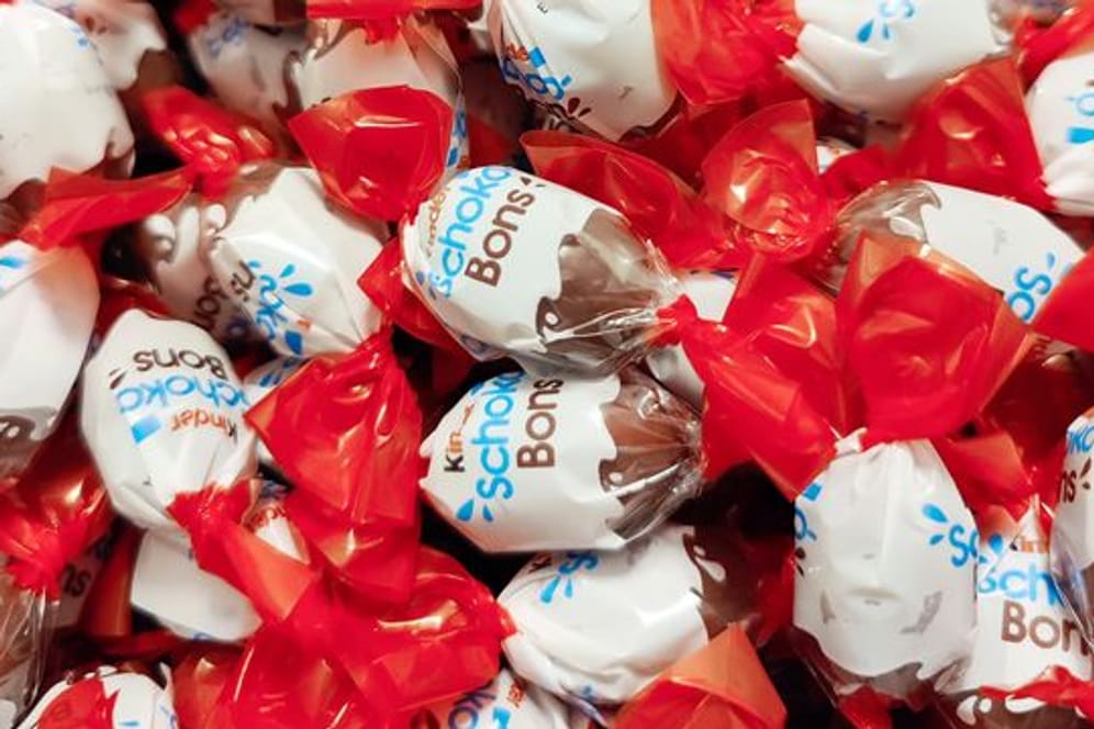 Knapp zwei Wochen vor Ostern ruft Ferrero in Deutschland einige Chargen verschiedener Kinder-Produkte zurück - darunter Schoko-Bons mit einem Mindesthaltbarkeitsdatum zwischen Mai und September 2022.