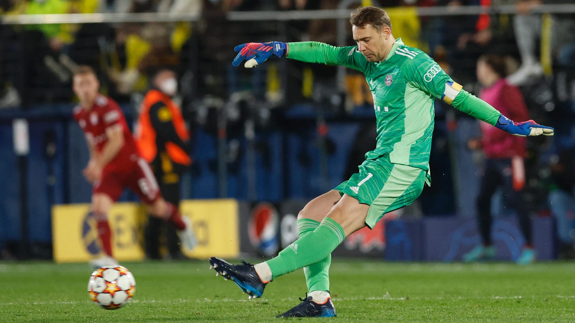 Manuel Neuer: Beim frühen Rückstand durch Arnaut Danjuma (8.) machtlos. Konnte beim vermeintlichen 0:2 durch den Flanken-Abseits-Treffer von Francis Coquelin (41.) nur verdutzt hinterherschauen. Der Weltmeister hatte dann Glück, als Gerard Moreno den Ball nach seinem kapitalen Abspielfehler nicht im Tor unterbrachte (63.). Note 4