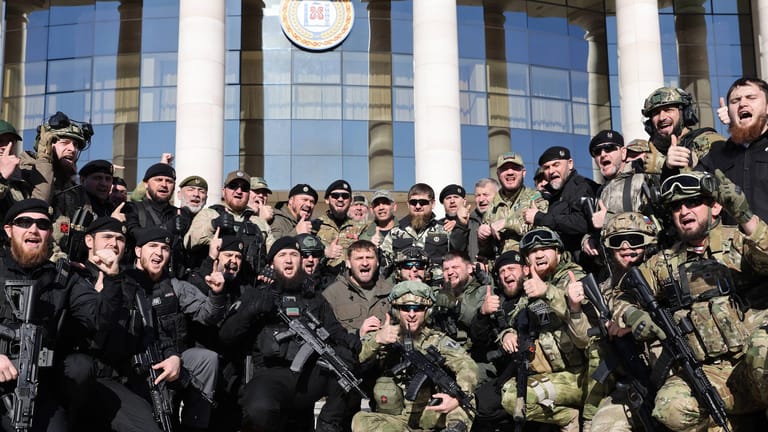 Tschetschenische Kämpfer vor ihrer Abreise: Einheiten von "Putins Bluthund" Ramsan Kadyrow sollen Massaker angerichtet haben.