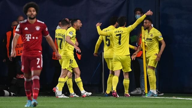 Villarreals Arnaut Danjuma (r) bejubelt sein Tor zum 1:0 mit seinen Mannschaftskollegen. Villarreals Arnaut Danjuma (r) bejubelt sein Tor zum 1:0 mit seinen Mannschaftskollegen.