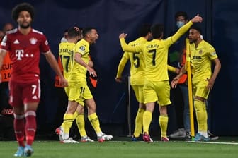 Villarreals Arnaut Danjuma (r) bejubelt sein Tor zum 1:0 mit seinen Mannschaftskollegen.
