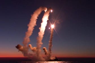 Raketen werden von einem russischen Schiff im Schwarzen Meer abgefeuert (Archivbild): Auf Teile der Ukraine soll es in der Nacht massive Luftangriffe gegeben haben.