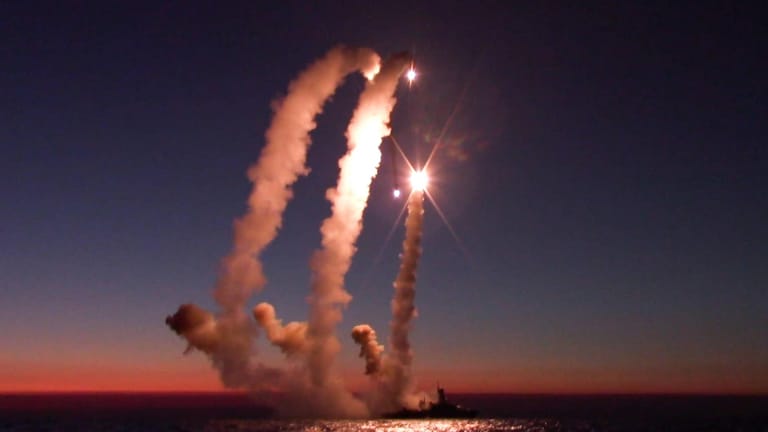 Raketen werden von einem russischen Schiff im Schwarzen Meer abgefeuert (Archivbild): Auf Teile der Ukraine soll es in der Nacht massive Luftangriffe gegeben haben.
