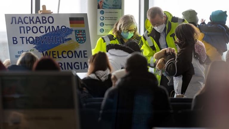 Flüchtlinge aus der Ukraine stehen nach der Ankunft aus Chisinau/Moldau im Sicherheitsbereich des Flughafen Erfurt-Weimar.
