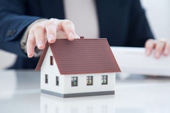 Kann ein Schuldner das Geld für seine Raten für Haus und Grund nicht mehr aufbringen, kommt eine Immobilie unter den Hammer.