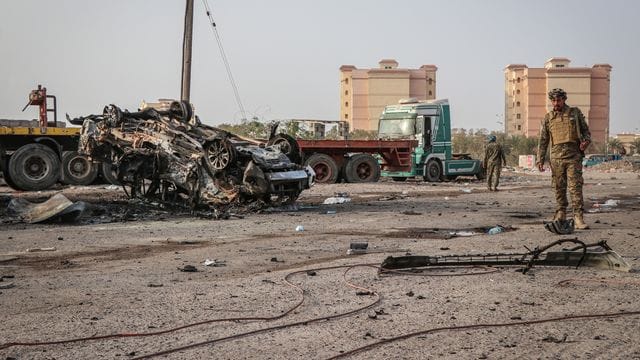 Ein Angehöriger der jemenitischen Sicherheitskräfte inspiziert ein zerstörtes Fahrzeug nach einem Autobombenanschlag. Ein Angehöriger der jemenitischen Sicherheitskräfte inspiziert ein zerstörtes Fahrzeug nach einem Autobombenanschlag.