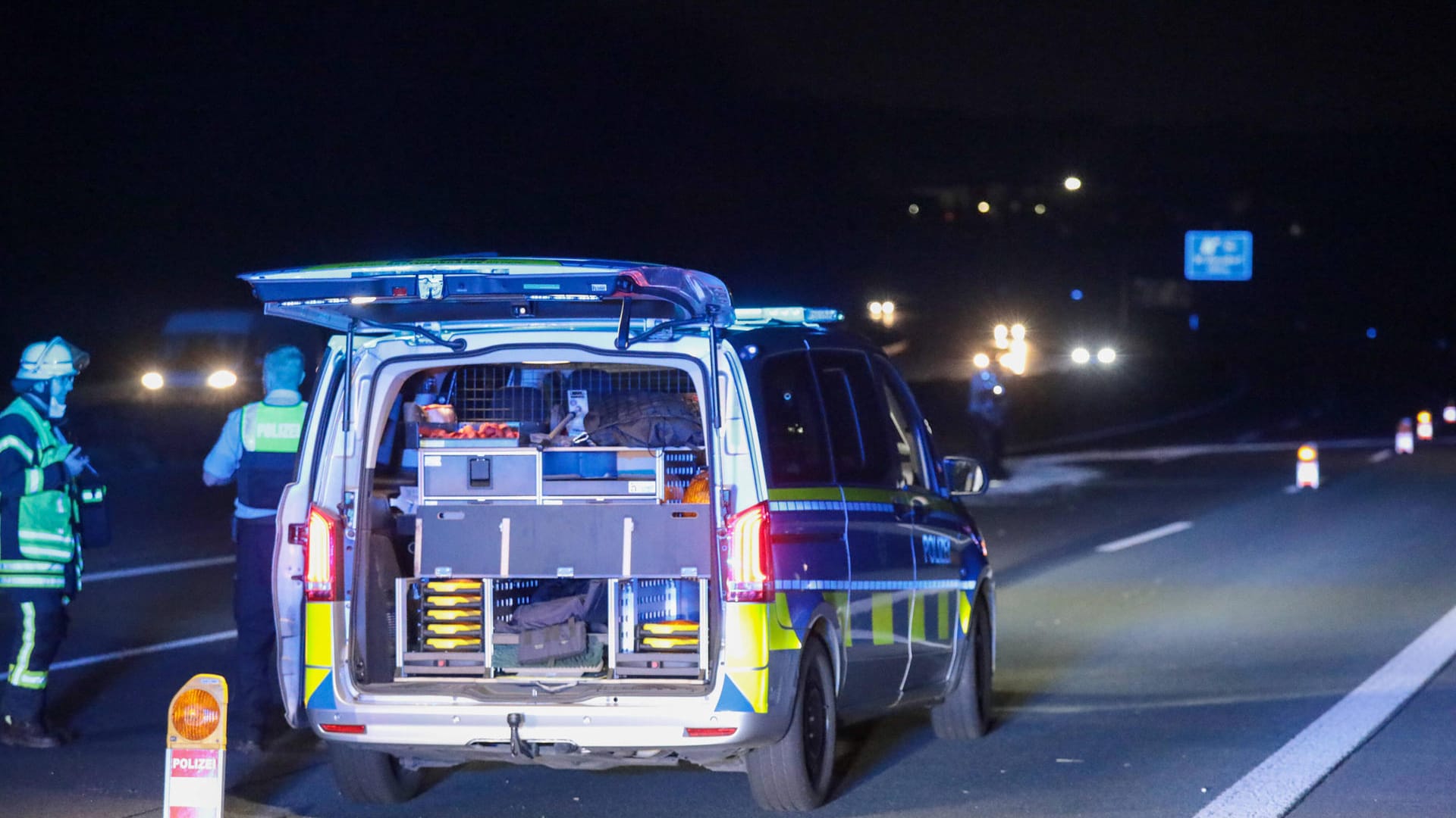 Autobahnsperrung der Polizei (Symbolbild): Die A2 ist am Donnerstag stundenlang gesperrt.