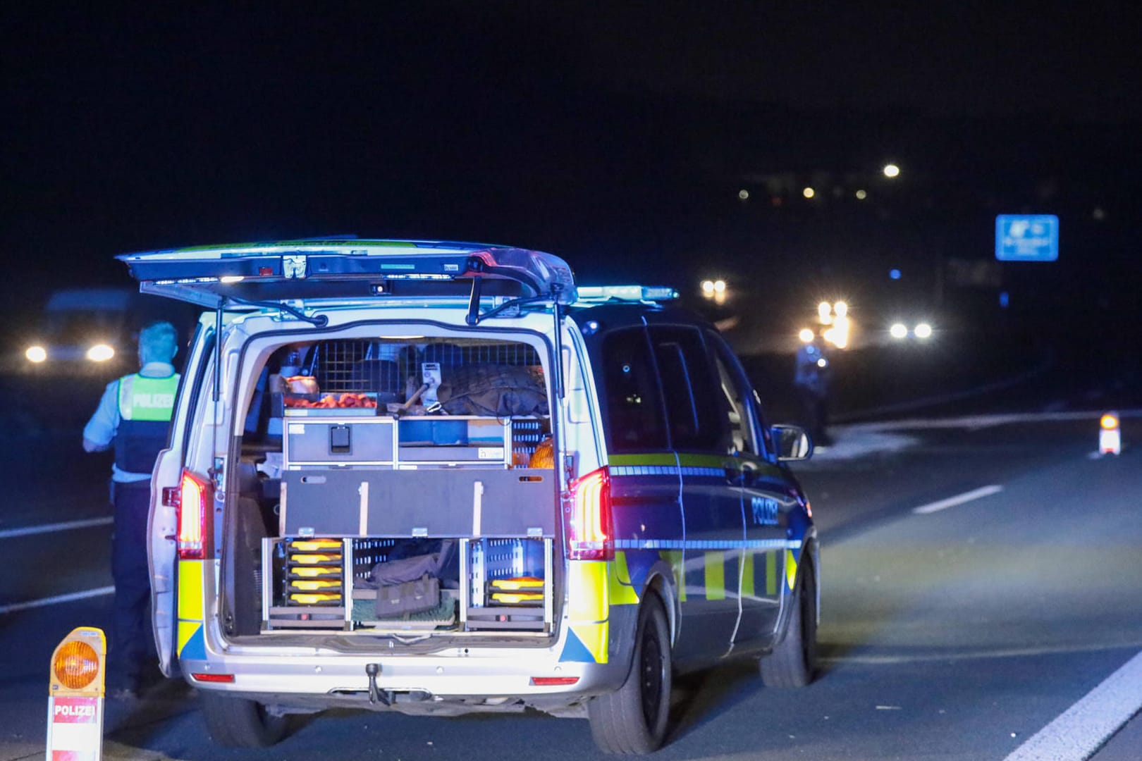 Autobahnsperrung der Polizei (Symbolbild): Die A2 ist am Donnerstag stundenlang gesperrt.