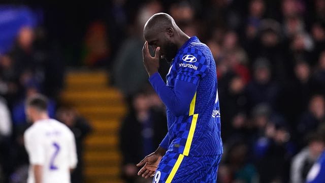 Romelu Lukaku vom FC Chelsea reagiert nach einer vergebenen Chance.