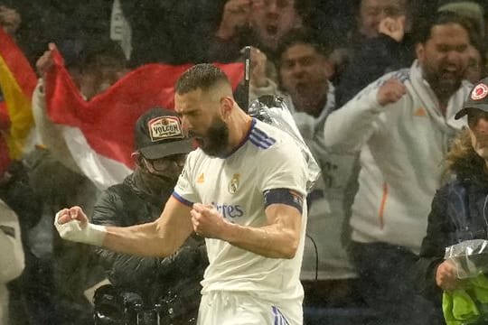 Karim Benzema von Real Madrid jubelt über sein Tor zum 1:0 gegen den FC Chelsea.