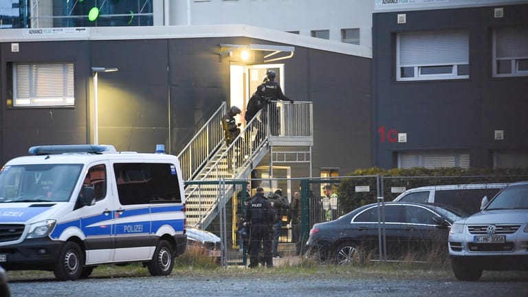 Durchsuchungen an den Gelenkbogenhallen in Köln: Die Polizei sucht nach mehreren Männern.
