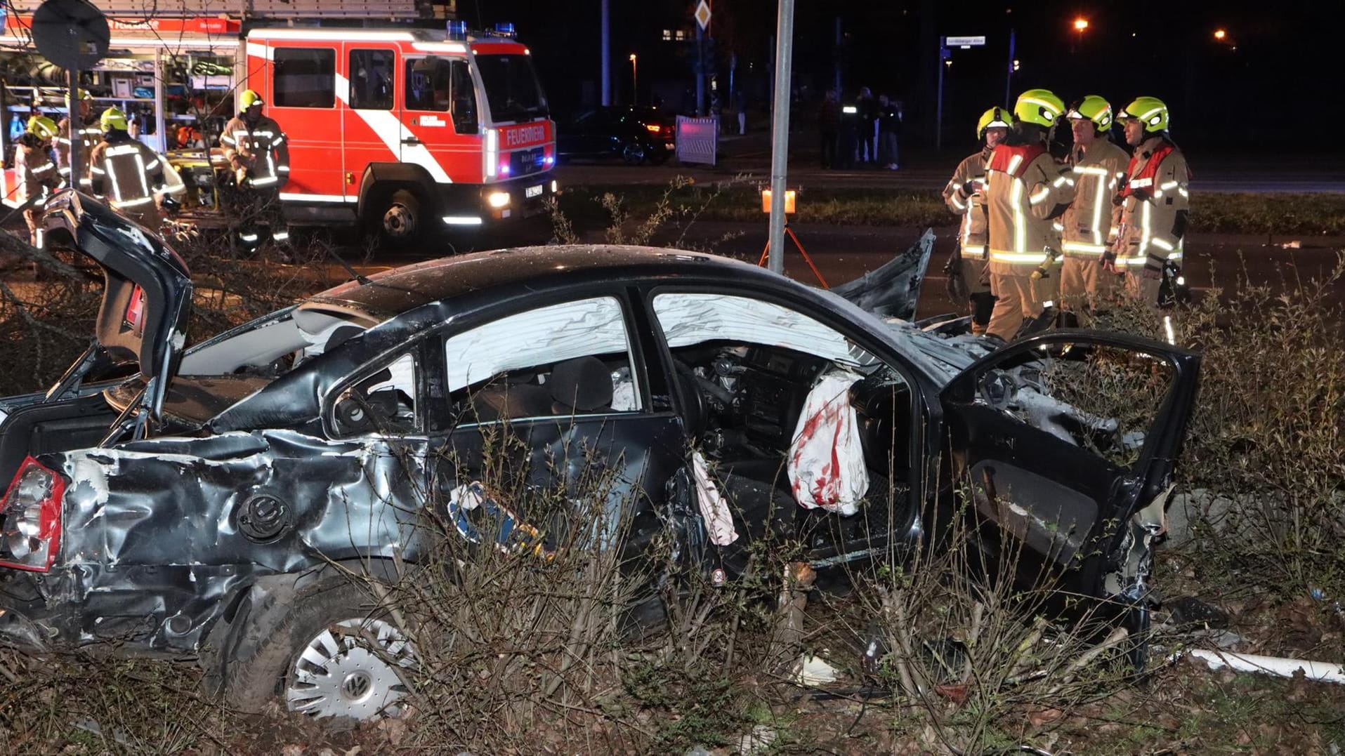 Das Auto der Diesel-Diebe: Die beiden wurden bei dem Unfall schwer verletzt. Das Auto der Diesel-Diebe: Die beiden wurden bei dem Unfall schwer verletzt.