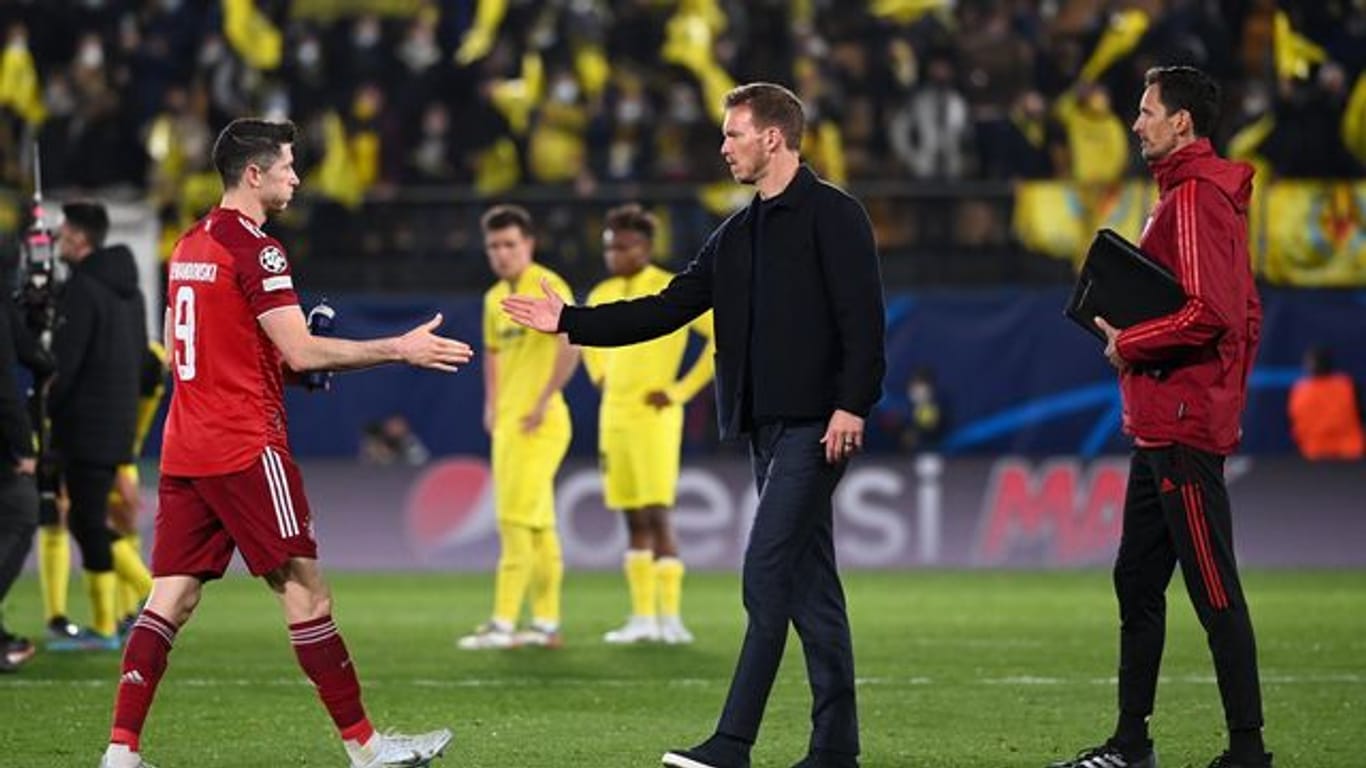 Münchens Trainer Julian Nagelsmann (M) nach dem Spiel in Villarreal beim Handschlag mit Robert Lewandowski.