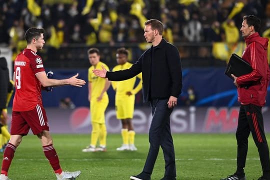 Münchens Trainer Julian Nagelsmann (M) nach dem Spiel in Villarreal beim Handschlag mit Robert Lewandowski.