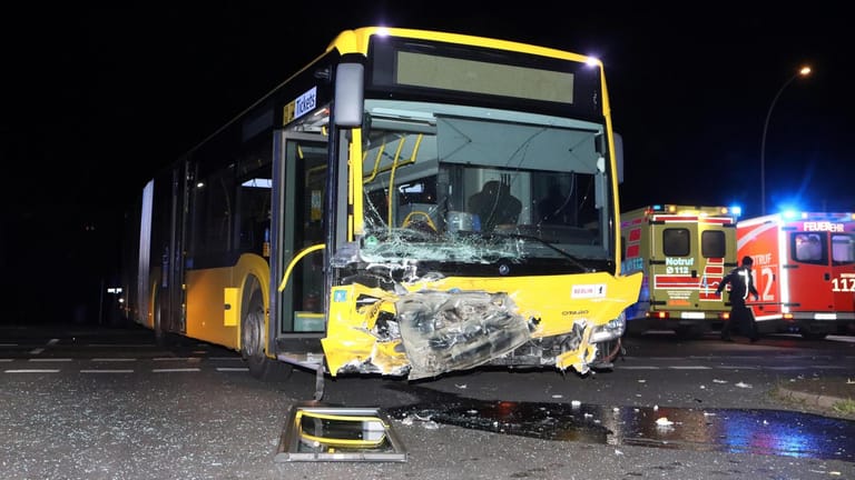 Im Bus der BVG befanden sich mehrere Passagiere: Der Fahrer wurde bei dem Unfall verletzt.