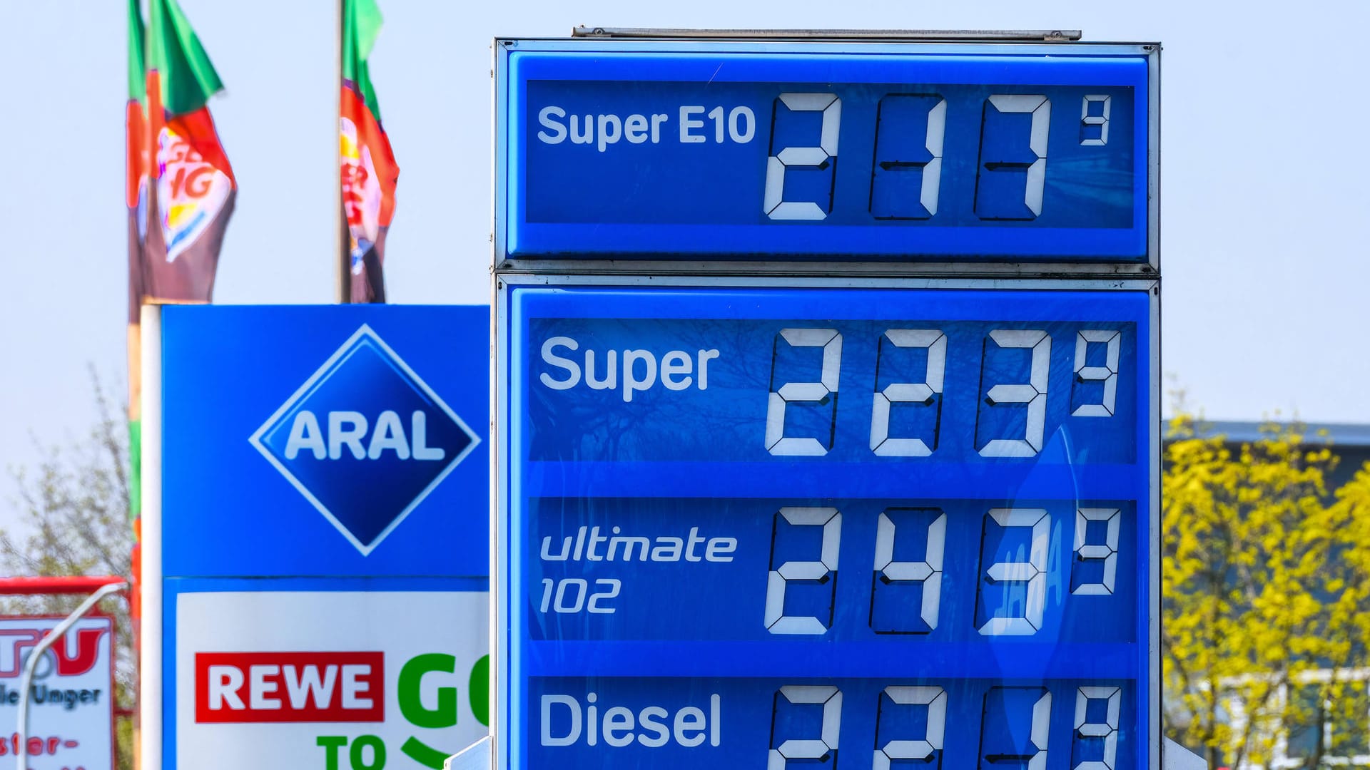 Eine Aral-Tankstelle in Düsseldorf (Symbolbild): Die Preise für Benzin und Diesel stiegen nach Kriegsbeginn auf Rekordhöhe.