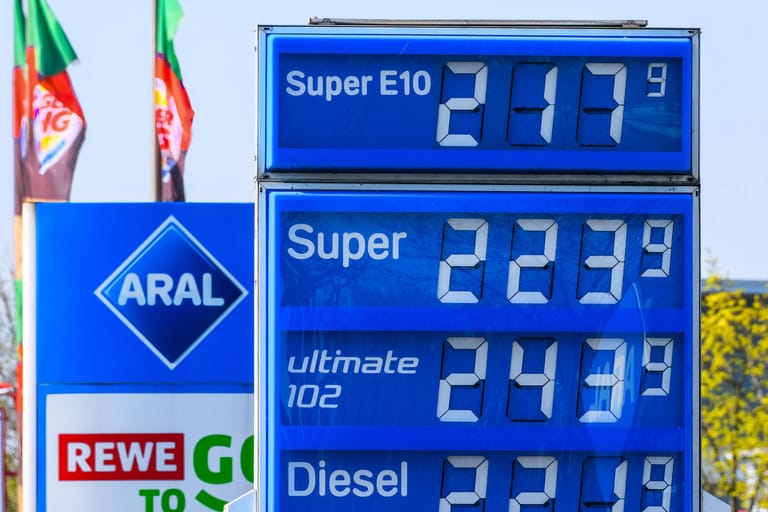 Eine Aral-Tankstelle in Düsseldorf (Symbolbild): Die Preise für Benzin und Diesel stiegen nach Kriegsbeginn auf Rekordhöhe.