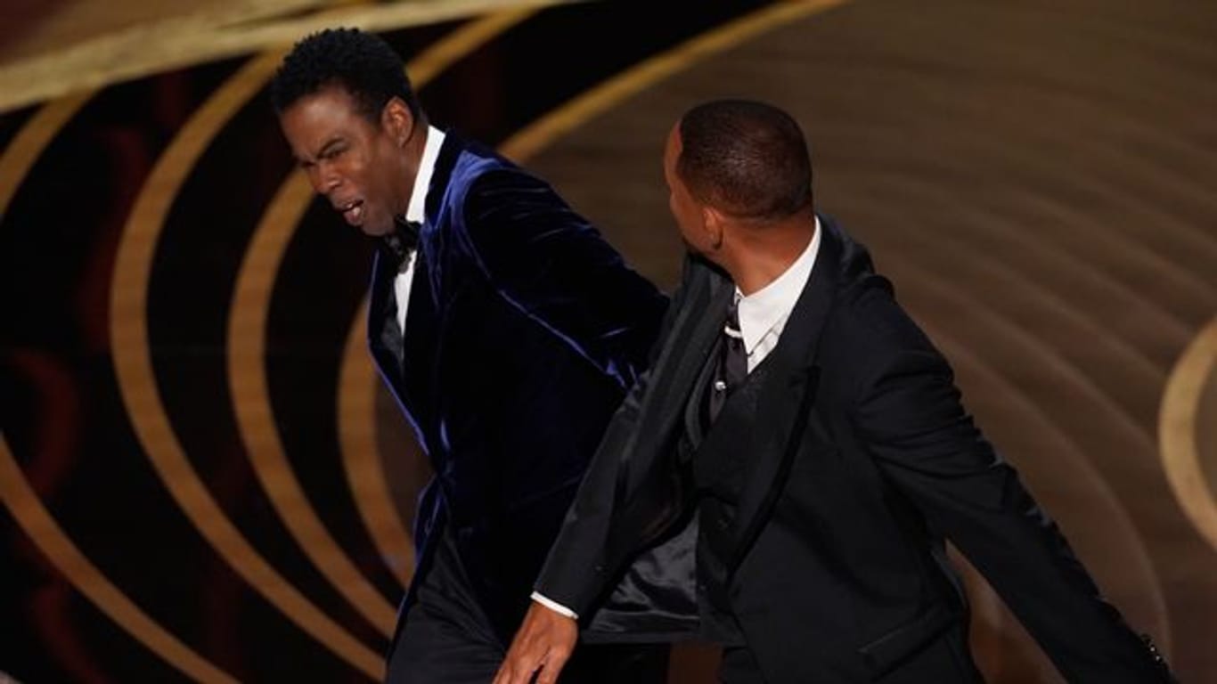 Will Smith ohrfeigt Moderator Chris Rock.