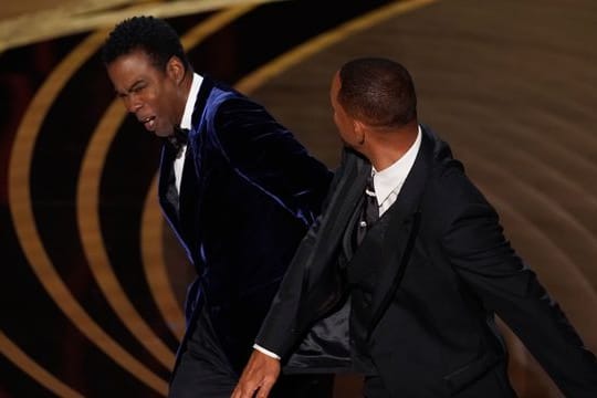 Will Smith ohrfeigt Moderator Chris Rock.