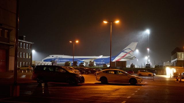 Die Frachtmaschine vom TY Boeing 747 auf dem Vorfeld des Flughafens Hahn.