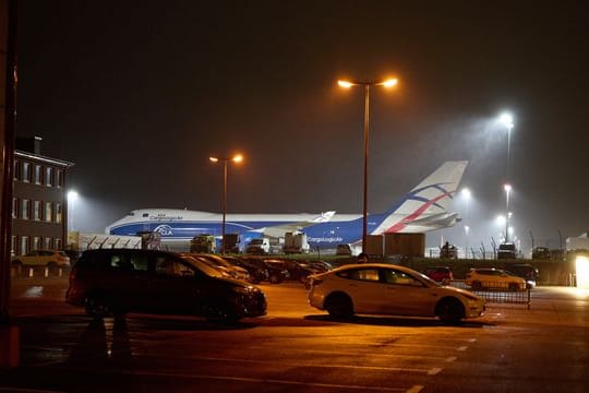 Die Frachtmaschine vom TY Boeing 747 auf dem Vorfeld des Flughafens Hahn.