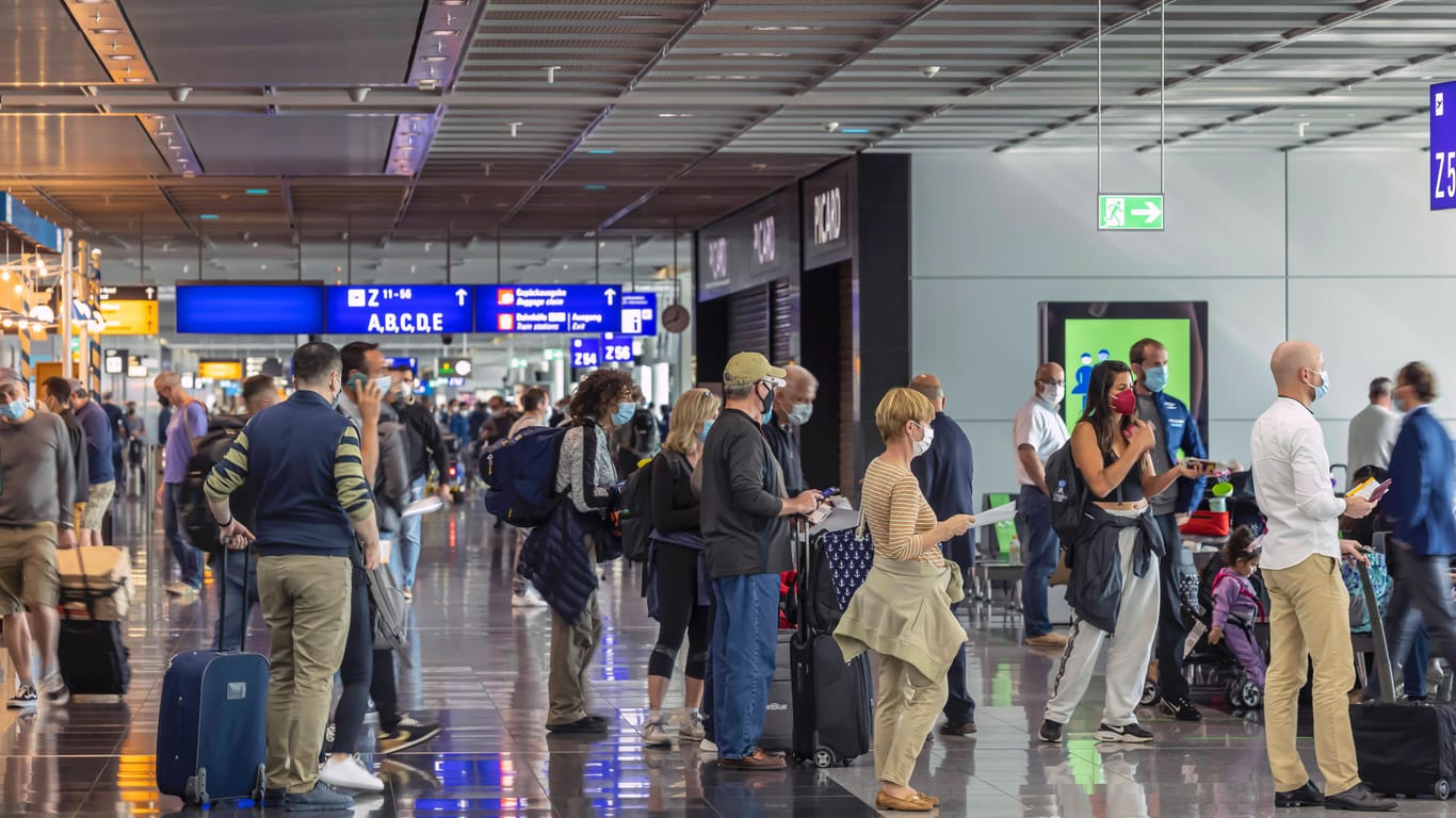 Fluggäste im Terminal (Archivbild): Trotz umfangreicher Rekrutierungsmaßnahmen fehlen an vielen entscheidenden Stellen innerhalb des Reiseprozesses Personal