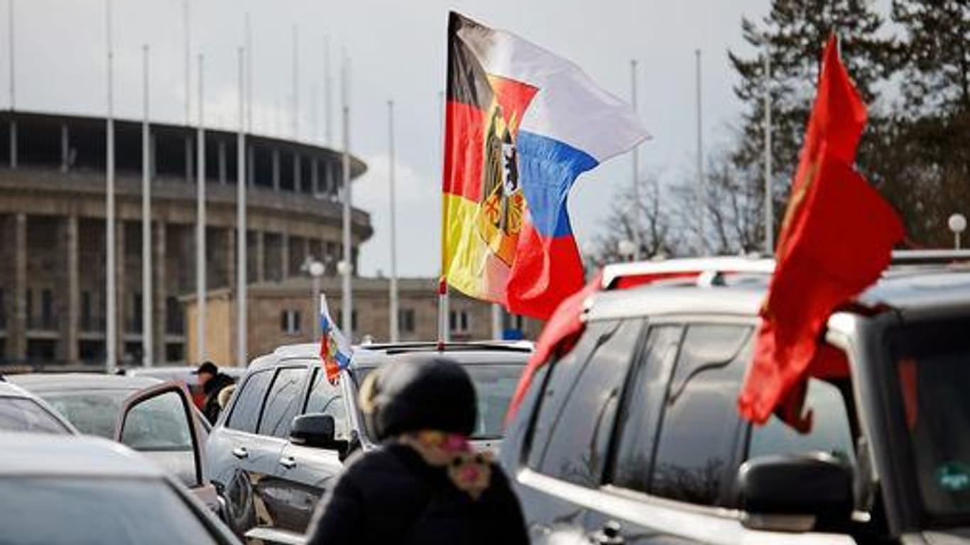 Flaggen an Auto (Archivbild): Etwa 900 Menschen haben am Sonntag in Berlin an einem Autokorso mit russischen Fahnen teilgenommen.