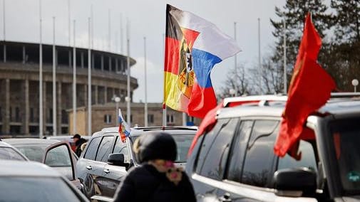 Flaggen an Auto (Archivbild): Etwa 900 Menschen haben am Sonntag in Berlin an einem Autokorso mit russischen Fahnen teilgenommen. Flaggen an Auto (Archivbild): Etwa 900 Menschen haben am Sonntag in Berlin an einem Autokorso mit russischen Fahnen teilgenommen.