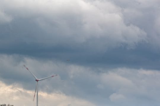 Dunkle Wolken ziehen am Himmel über Neunburg vorm Wald auf