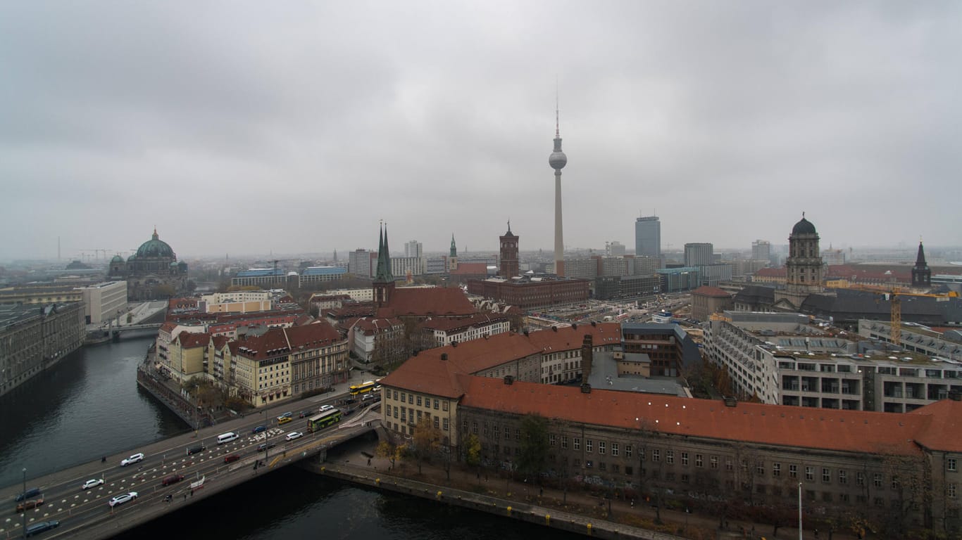 Trübes Wetter in Berlin: Obwohl und 12 Prozent der Flächen in Berlin begrünt sind, verteilen sich Parks und Wiesen sehr ungleich über die Hauptstadt.
