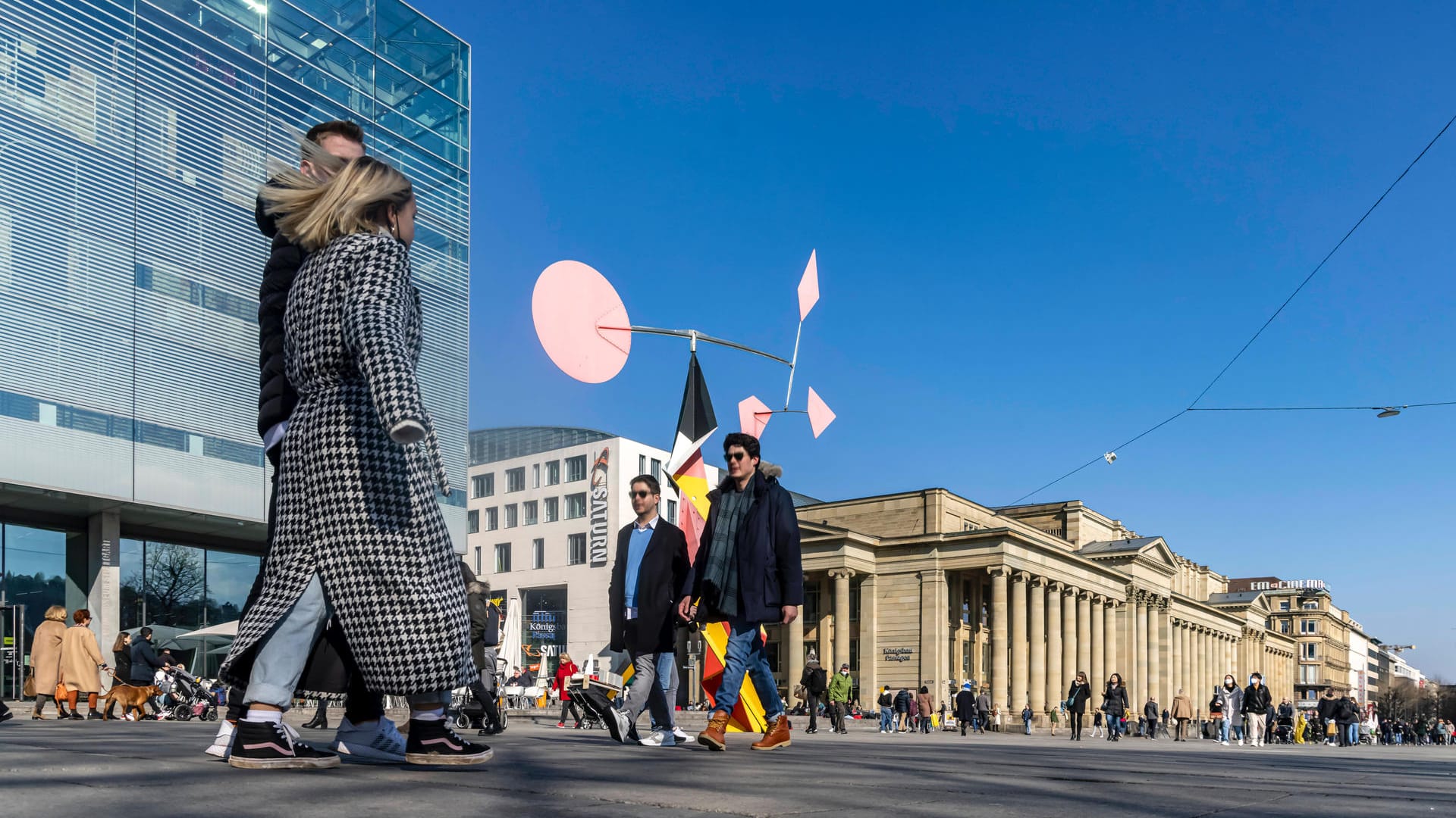 Auf dem Stuttgarter Schlossplatz reihen sich Glas, Beton und Stein aneinander, in der Mitte des Platzes gibt es eine große Wiese: Der Ausgleich zwischen bebauten Flächen und Grünanlagen ist in Innenstädten wegen der steigenden Temperaturen durch den Klimawandel besonders wichtig.