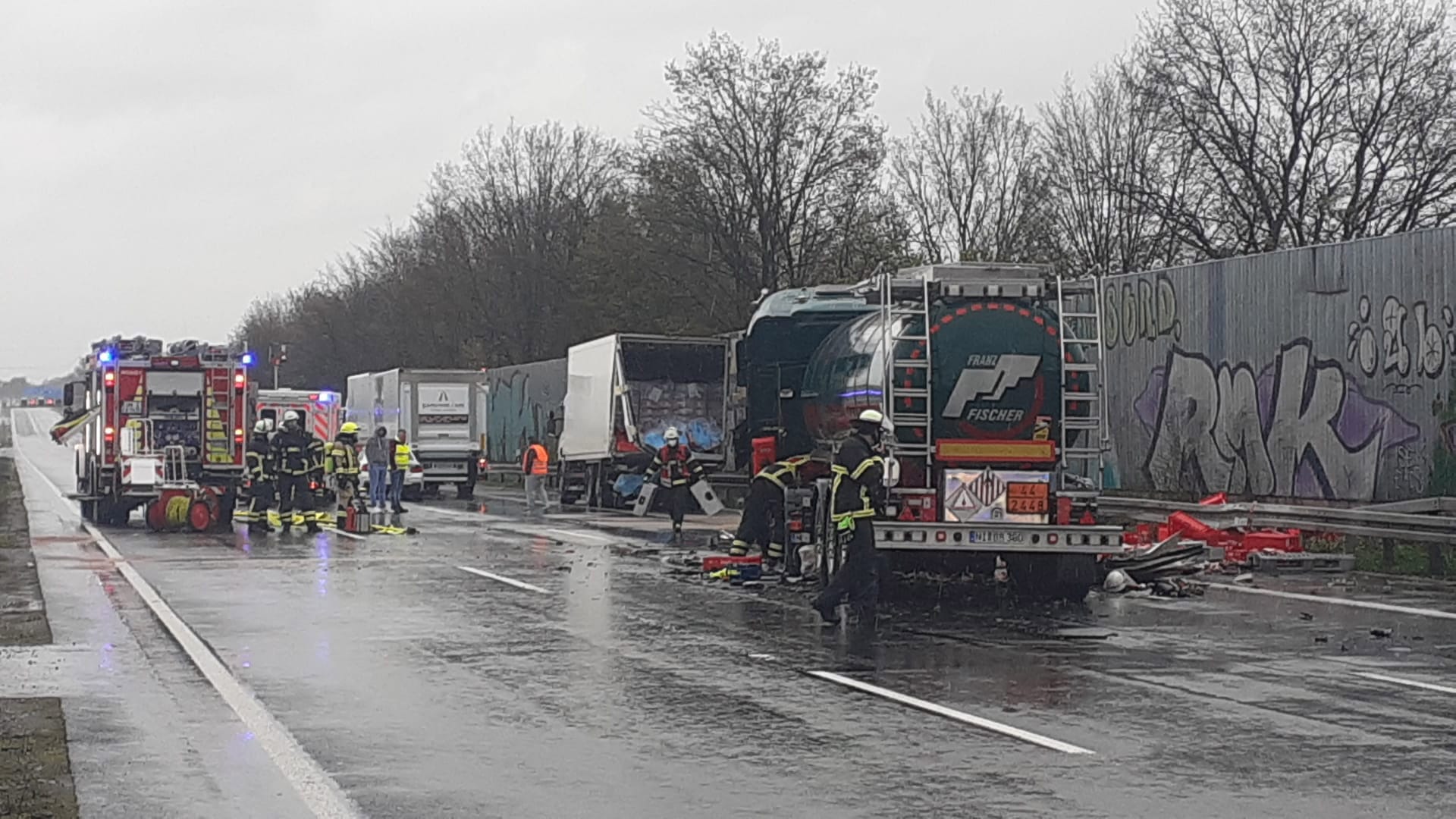 Die Unfallstelle: Mindestens drei Lkw waren an dem Unfall beteiligt.