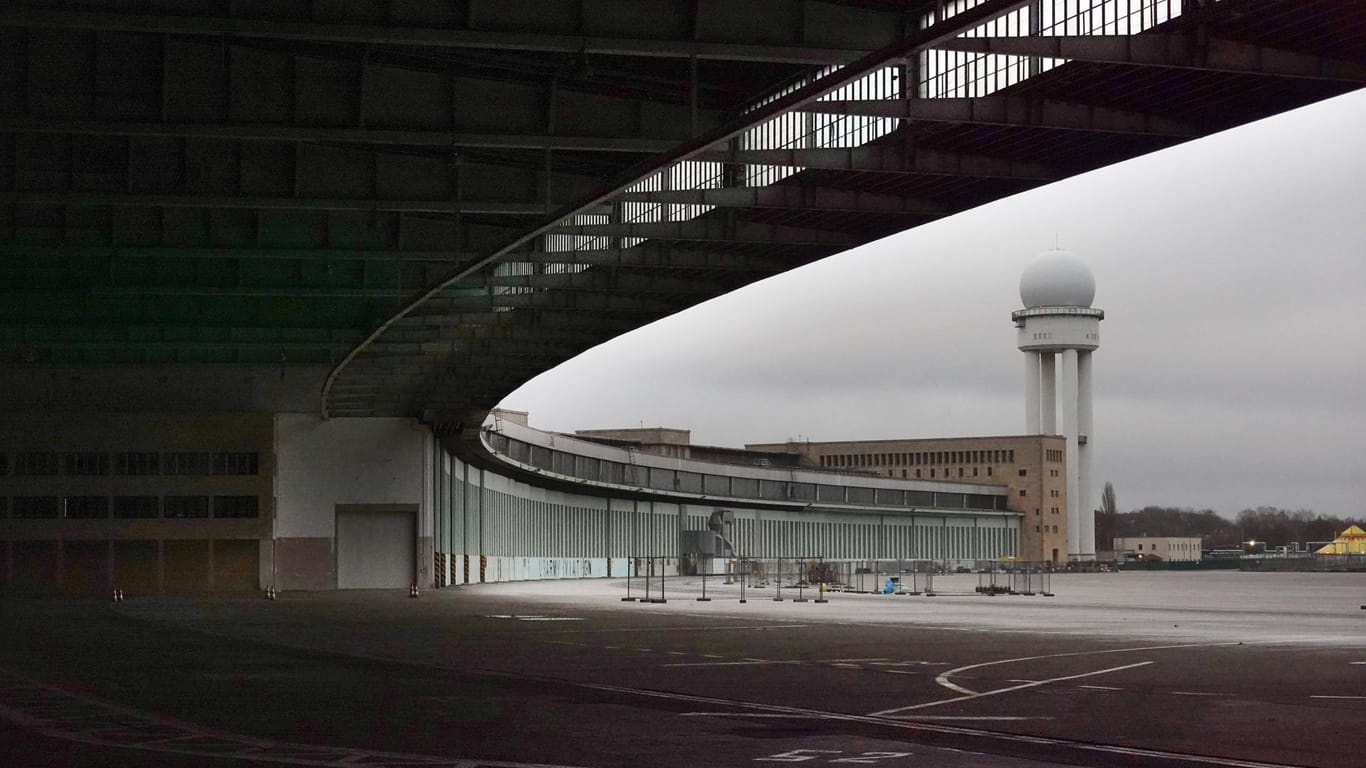 Blick auf die Hangars und den Tower des ehemaligen Flughafens Tempelhof (Archivbild): 2008 wurde der Flugbetrieb eingestellt.