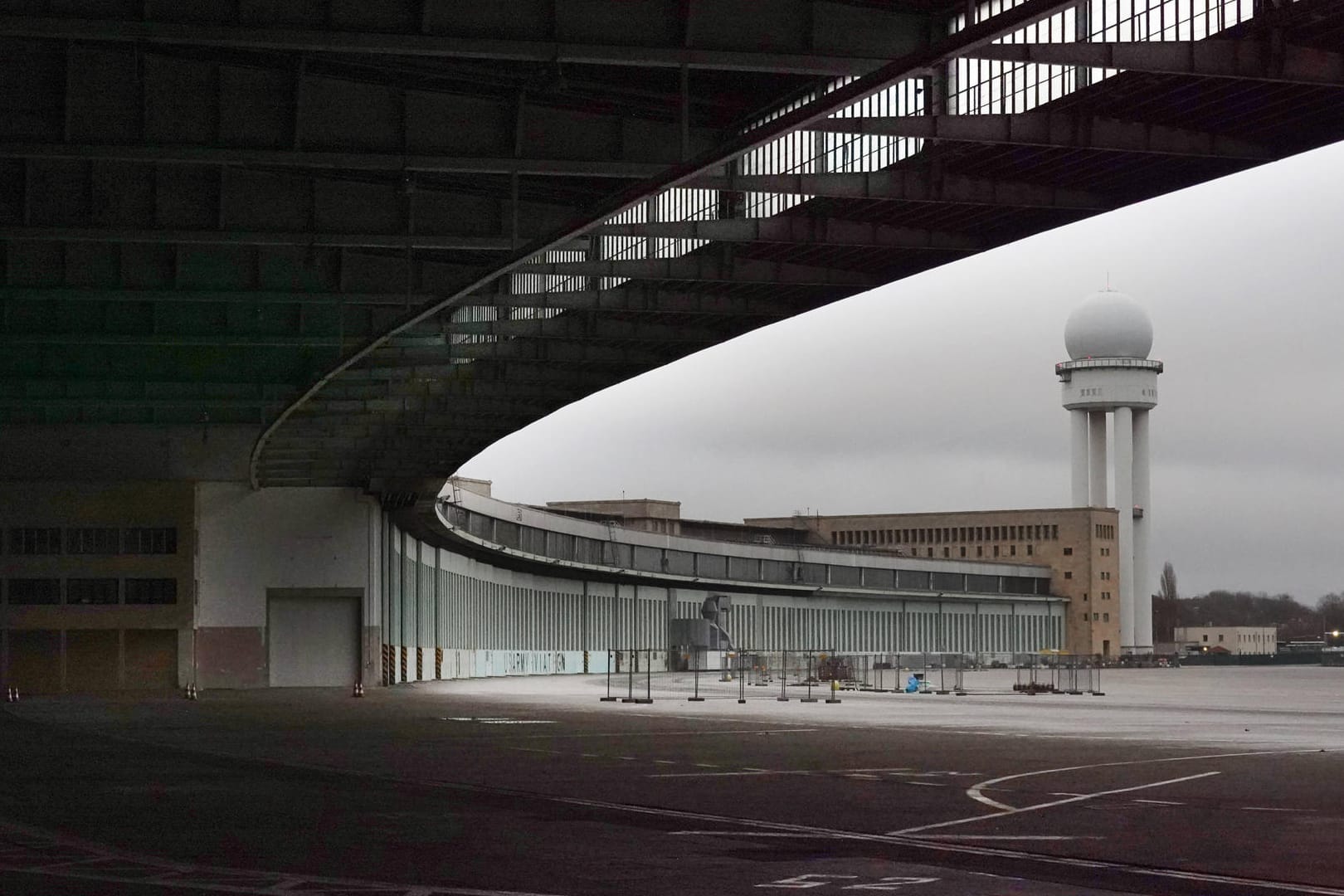 Blick auf die Hangars und den Tower des ehemaligen Flughafens Tempelhof (Archivbild): 2008 wurde der Flugbetrieb eingestellt.